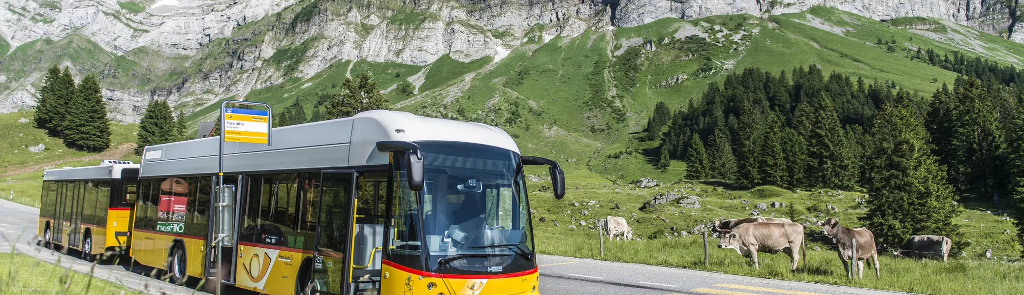 Schweizer Postauto vor dem Säntismassiv | © Säntis Schwebebahn