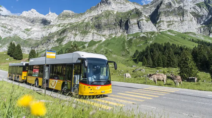 Schweizer Postauto vor dem Säntismassiv | © Säntis Schwebebahn