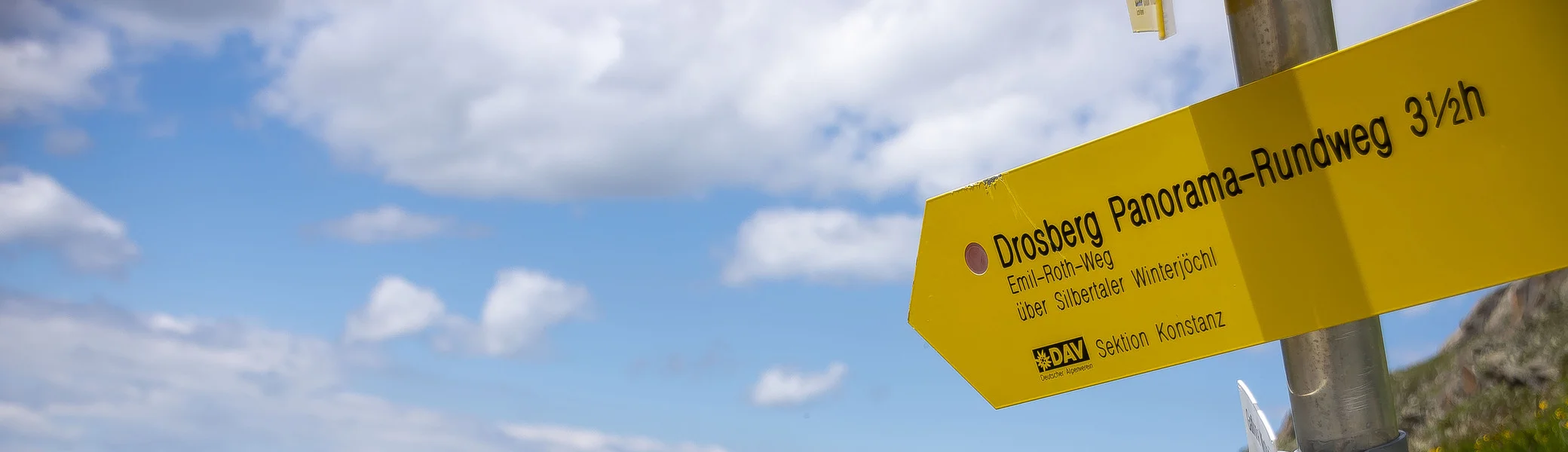 Alpenvereins-Weg-Schild für den Drosberg Panorama-Rundweg, Emil-Roth-Weg | © Michael Dörfer