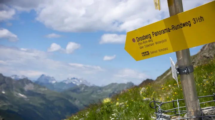 Alpenvereins-Weg-Schild für den Drosberg Panorama-Rundweg, Emil-Roth-Weg | © Michael Dörfer