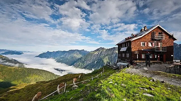 Die Kaltenberghütte im Verwall, eine der Nachbarhütten der Konstanzer Hütte.  | © Michael Dörfer