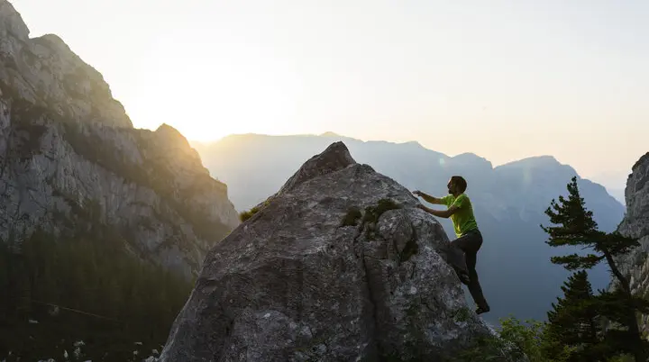Ein Mann beim Bouldern am Fels. | © DAV/Wolfgang Ehn